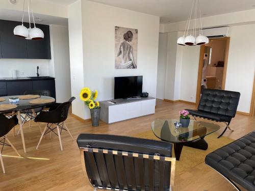 een woonkamer met een bank en een tafel bij Penthouse Kadriorg in Tallinn