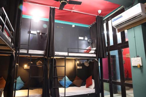 a couple of bunk beds in a room at Sant Kripa Backpackers Hostel in Jodhpur