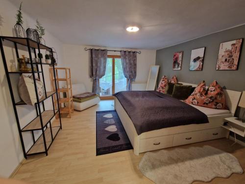 um quarto com uma cama e uma estante de livros em FAMILIE BRANDT em Bad Ischl