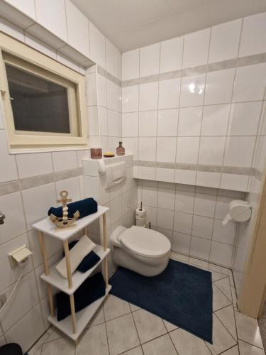 uma casa de banho branca com um WC e uma janela em FAMILIE BRANDT em Bad Ischl