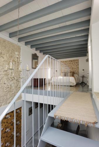 un soggiorno con scala e divano di Ático Plaza 9 by casitasconencantoes a Medina Sidonia