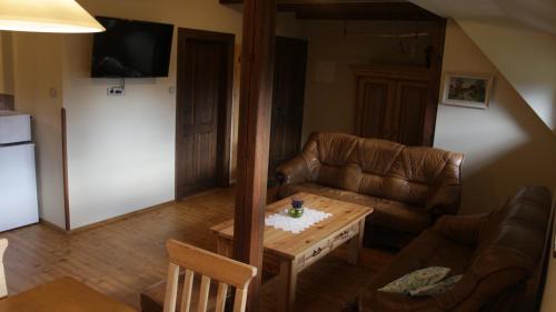 a living room with a couch and a table at Doubický Venkov in Doubice