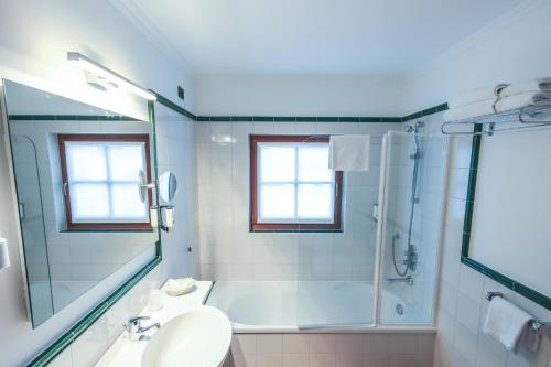 ポッツァ・ディ・ファッサにあるVILLA MITZIのバスルーム(シャワー、洗面台、トイレ付)