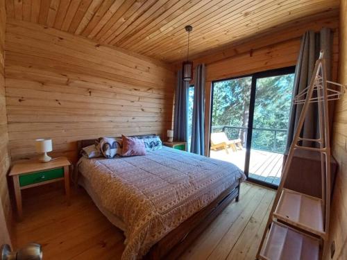 Postel nebo postele na pokoji v ubytování Hermosa y cómoda cabaña con vista al lago
