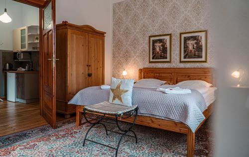 a bedroom with a bed and a chair in it at Villa Greifenberg in Jelenia Góra-Jagniątków