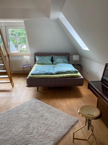 a bedroom with a bed with blue sheets and a window at Ferienwohnung Moseltraum in Cochem