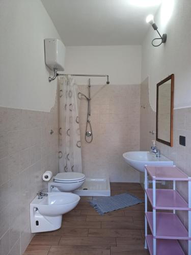 SennarioloにあるAlma Bed & Breakfastのバスルーム(トイレ2つ、シンク付)