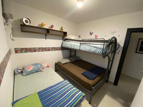 - une chambre avec 2 lits superposés dans l'établissement Franches Apt, Amplio apartamento Familiar amoblado, San Lorenzo Salinas, à Salinas