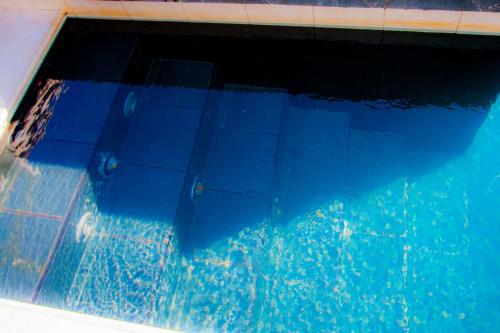Una piscina de agua con azulejos azules. en Aurelia Beach, private pool, Santa Marinella, Rome, en Santa Marinella
