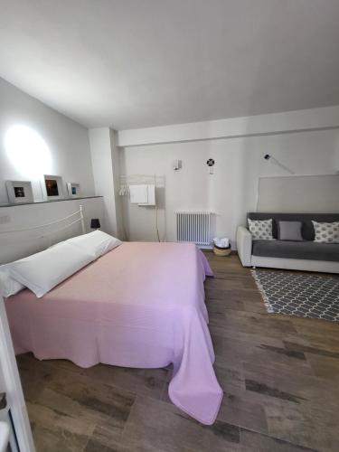 a bedroom with a bed and a dresser at Residenza Solferino in Corniglia