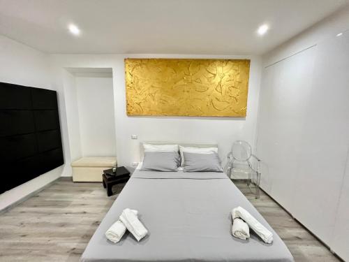 - une chambre avec un lit et 2 serviettes dans l'établissement [Abstract house] Design home in center of Turin, à Turin