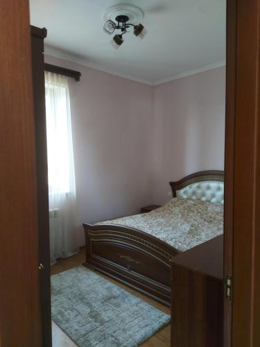 Schlafzimmer mit einem Bett und einem Deckenventilator in der Unterkunft D&G guest house in Yeghegnadzor