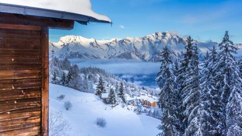 uma vista para uma montanha coberta de neve a partir de uma cabina em La Planchette - La Tzoumaz em Riddes