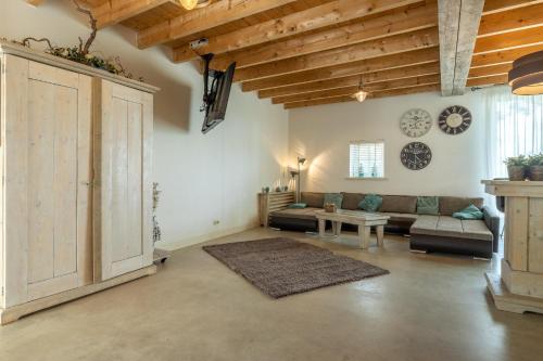 a living room with a couch and a table at Gastenverblijf Volkel in Volkel