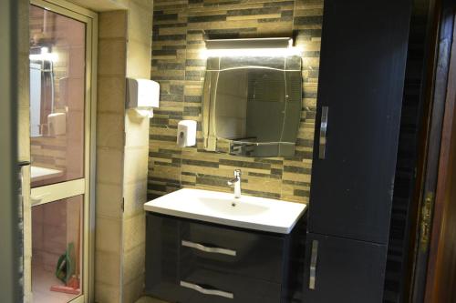 een badkamer met een wastafel en een spiegel bij شقه مفروشه 3 غرف امام سيتي ستارز in Caïro