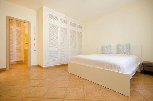 Ένα ή περισσότερα κρεβάτια σε δωμάτιο στο Villa with Private Pool, Jacuzzi & 360° Sea Views