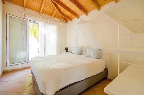 1 dormitorio con cama y ventana grande en Villa with Private Pool, Jacuzzi & 360° Sea Views, en Callao Salvaje