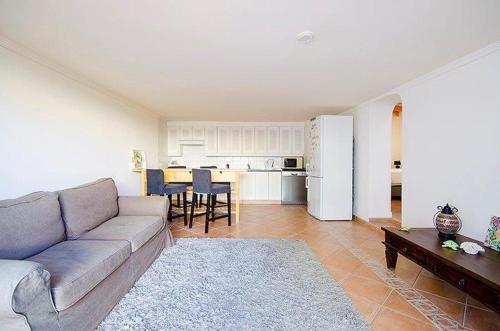 un soggiorno con divano e tavolo e una cucina di Villa with Private Pool, Jacuzzi & 360° Sea Views a Callao Salvaje