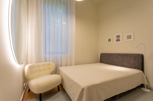 1 dormitorio pequeño con 1 cama y 1 silla en Vallikraavi Lux Apartment, en Tartu