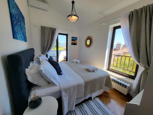 sypialnia z łóżkiem i dużym oknem w obiekcie Apartment Vita Lovran w mieście Lovran
