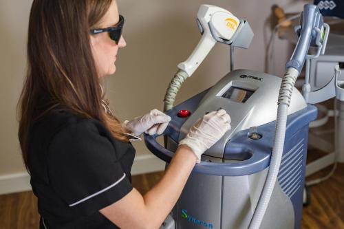 a woman in a room with a machine at GLAMOUR - Restaurant & SPA in Przeźmierowo