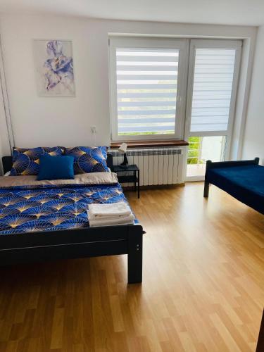 Ένα ή περισσότερα κρεβάτια σε δωμάτιο στο APARTAMENTY W BIESZCZADACH