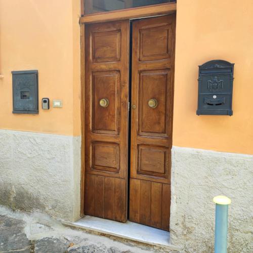 a wooden door on the side of a building with a mailbox at Folià Bed and Relax in Benevento