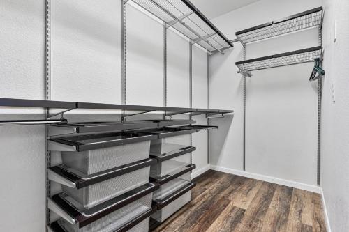 Μία ή περισσότερες κουκέτες σε δωμάτιο στο Cozy Home Away 20 Mins to Omni PGA Frisco!