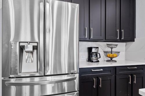 Η κουζίνα ή μικρή κουζίνα στο Cozy Home Away 20 Mins to Omni PGA Frisco!