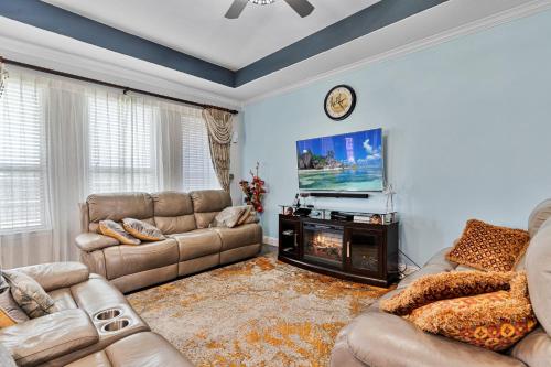 Μια τηλεόραση ή/και κέντρο ψυχαγωγίας στο Cozy Home Away 20 Mins to Omni PGA Frisco!