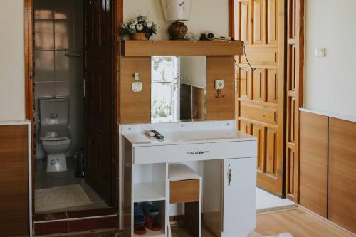 La salle de bains est pourvue d'un lavabo et de toilettes. dans l'établissement Kervansaray Hotel, à Pamukkale