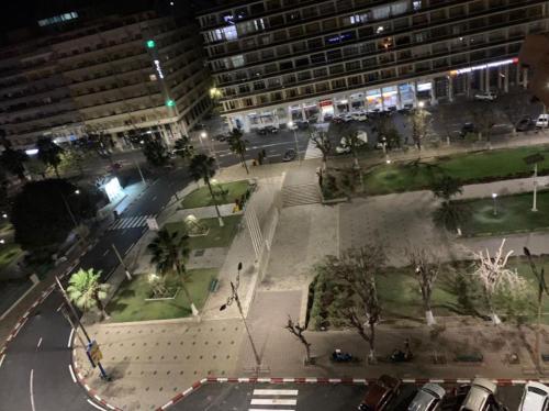 Blick auf eine Stadtstraße in der Nacht mit einem Gebäude in der Unterkunft CHEZ RIMA // Studio très chaleureux F1 // Très bien situé in Dakar