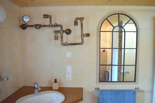 a bathroom with a sink and a mirror at Holstein-Höfle, ArgenInsel in Argenbühl