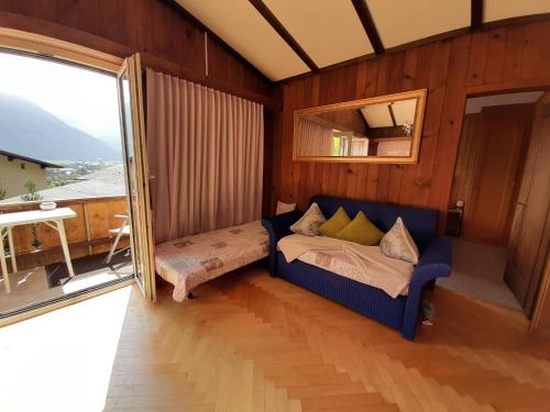 a room with a couch in a room with a window at Cozy Chalet by Interlaken. Parking in Ringgenberg