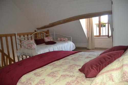 1 Schlafzimmer mit 2 Betten und einem Fenster in der Unterkunft Gite Art&Mie à l’entrée du Parc de CHAMBORD in Huisseau-sur-Cosson