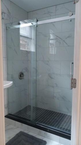 Koupelna v ubytování Cool 3 BR for U Near Manhattan View, 15 Min to NYC