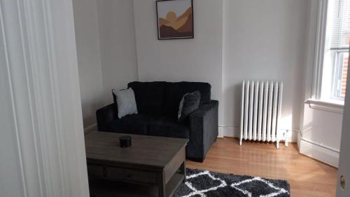 Posezení v ubytování Cool 3 BR for U Near Manhattan View, 15 Min to NYC