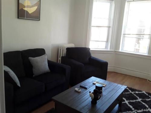 A seating area at Cool 3 BR for U Near Manhattan View, 15 Min to NYC