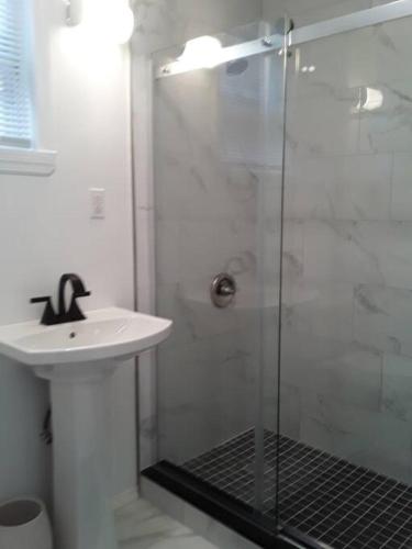 Koupelna v ubytování Cool 3 BR for U Near Manhattan View, 15 Min to NYC