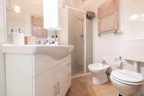 Modern House 5 Star - Parcheggio & Wi-Fi Gratis في فيرّارا: حمام أبيض مع حوض ومرحاض