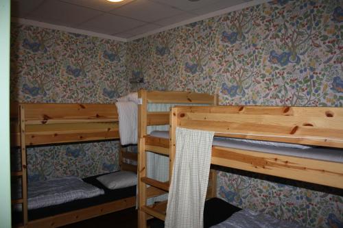 Habitación con 2 literas en una habitación en Hostel Bed & Breakfast en Estocolmo