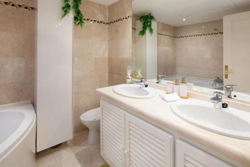 - Baño con 2 lavabos y aseo en Nueva Andalucia Magna Marbella Golf, en Marbella