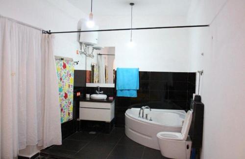 Hostal Valencia - private room with bathroom tesisinde bir banyo