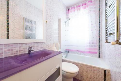 W łazience znajduje się fioletowa umywalka i toaleta. w obiekcie Departamento Valera w Madrycie