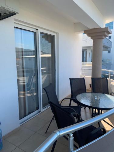 a balcony with a table and chairs on a balcony at Apartmens Xhenis Lux in Ulcinj