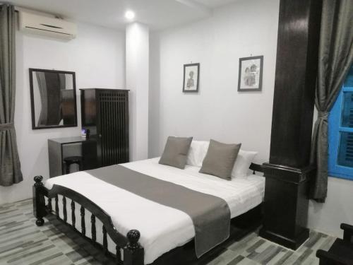 sypialnia z dużym łóżkiem w pokoju w obiekcie Villa Merry Lao Ban Aphay w mieście Luang Prabang