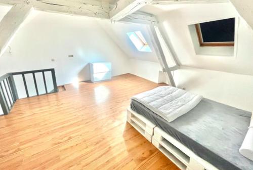 une chambre avec un lit et un parquet dans l'établissement Le Saint Flo', à Saint-Florentin