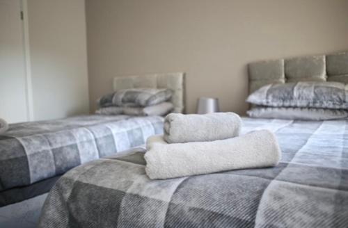 Cama o camas de una habitación en 2 Bedroom Luton Townhouse