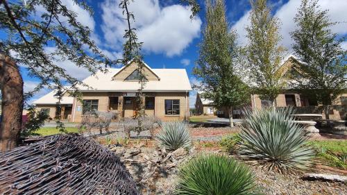 ein Haus mit Garten davor in der Unterkunft Eldorado Lodge CC in Kuruman