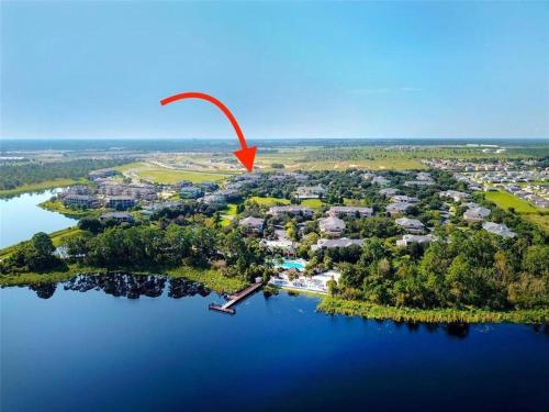 eine Insel inmitten eines Sees mit einem roten Pfeil in der Unterkunft Hidden Oasis near Orlando, Disney, etc. in Kissimmee